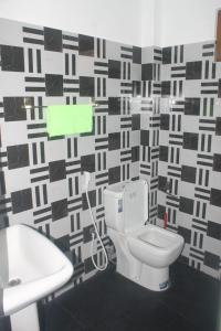 亭可马里Prema Guest Rest的浴室配有白色卫生间和盥洗盆。