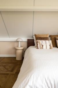 羊角村B&B Giethoorn的卧室配有白色大床和灯