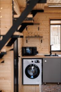 卡兹贝吉SMART Via Kazbegi的一个小房子里的洗衣机和烘干机