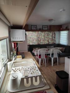 MOBIL HOME CAMPING 3***餐厅或其他用餐的地方