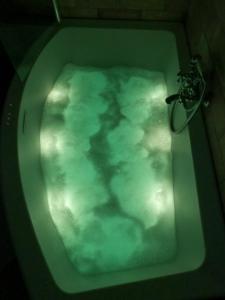 萨萨里Villa Malvasio Retreat & Spa的浴缸里装满了水