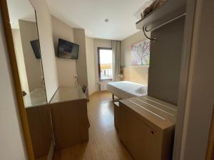 卡拉奥拉Nuevo Zenit Calahorra的客房设有带一张床和镜子的卧室