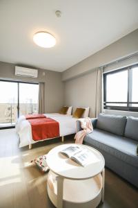 东京One-asakusa的客厅配有床和沙发