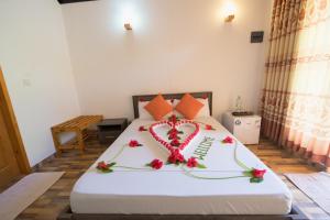 韦利杜岛Sabba Beach Suite , Fodhdhoo - Maldives的花朵制成的床