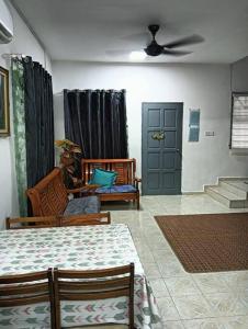 马六甲Homestay HNH Melaka (Corner Lot)的带沙发和吊扇的客厅