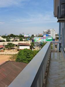 贡布Guesthouse Chamroeun Mongkul的从大楼的阳台上可欣赏到城市景观