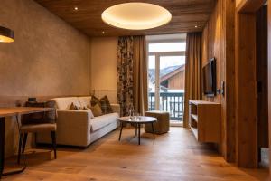 埃尔瓦尔德桑恩斯皮特泽酒店的客厅配有沙发和桌子