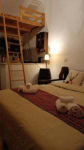 CollimentoCampo Felice Apartment的一间卧室配有两张床和一张双层床。