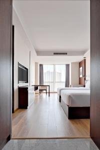 重庆重庆MontClassic精选酒店的酒店客房,配有床和电视