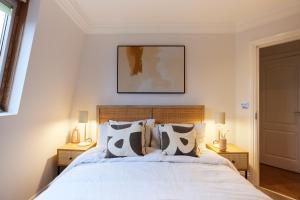 伦敦The London Cradle - Spacious 1BDR Flat的一间卧室配有白色床和2个床头柜