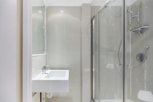 伦敦The London Cradle - Spacious 1BDR Flat的白色的浴室设有水槽和淋浴。