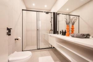布达佩斯A13- Deluxe Apartments, Best Location, by BQA的带淋浴和卫生间的浴室