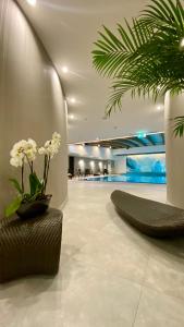 波兹南Andersia Hotel & Spa Poznan, a member of Radisson Individuals的大厅,在大楼里放着盆栽植物