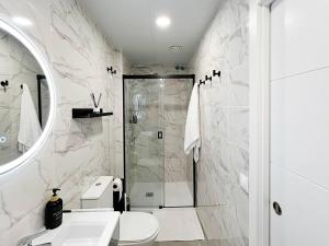 马拉加Studio Alborán的带淋浴、卫生间和盥洗盆的浴室