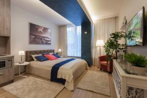 维尔纽斯罗柯洛思公寓式酒店的一间卧室设有一张床和一个大窗户