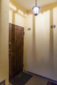 维尔纽斯罗柯洛思公寓式酒店的走廊上设有木门和灯