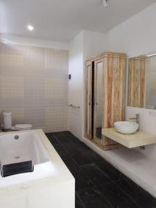 普卢坎Deepblue vila的白色的浴室设有浴缸和水槽。