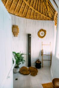 珀尼达岛Tropical Glamping Nusa Penida Diamond Beach - Cliff Side Edge的一间拥有白色墙壁和木制天花板的客房