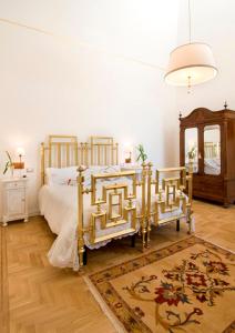 莱切德吉奥吉宫殿住宿加早餐旅馆的一间卧室配有一张床、一张桌子和一面镜子