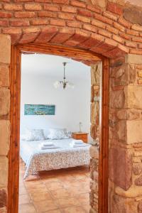 Corró de VallRincón de piedra BCN的卧室配有砖墙内的床铺