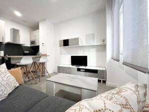 马拉加Studio Alborán的白色的客厅配有沙发和桌子