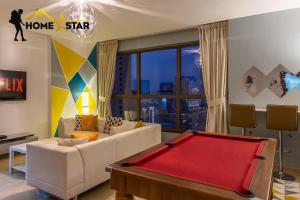 迪拜HOMESTAR, Jumeirah Beach Hostel - JBR - Pool, Beach, Metro的客厅设有大型红色台球桌