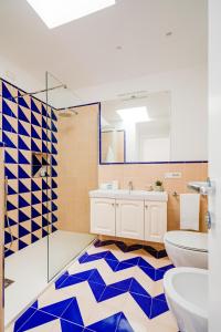 伊斯基亚大拉斐尔酒店 的一间带卫生间、水槽和镜子的浴室