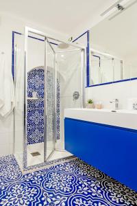 伊斯基亚大拉斐尔酒店 的蓝色和白色的浴室设有淋浴和水槽