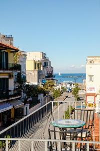 伊斯基亚大拉斐尔酒店 的俯瞰城市的阳台配有桌椅