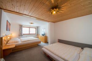 上柯尼希山麓米尔巴赫Alpengasthof-Hotel Kopphütte的一间卧室设有两张床和木制天花板