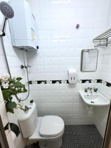 香港International Inn的一间带卫生间和水槽的小浴室