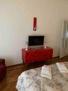 都灵Accogliente Trilocale in Gran Madre的客厅配有红色桌子上的电视