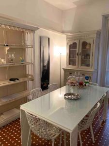 都灵Accogliente Trilocale in Gran Madre的厨房配有白色的桌椅