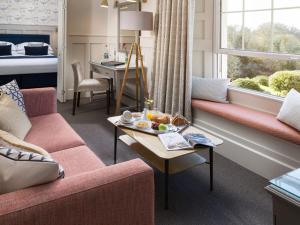 法尔茅斯力推布杜克维恩酒店的客厅配有沙发和桌子