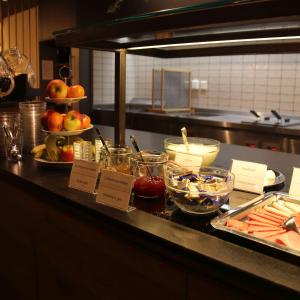 慕尼黑慕尼黑青年CVJM酒店的厨房配有带食物的柜台