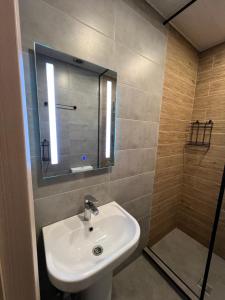 巴统HOTEL PARIS的一间带水槽和镜子的浴室