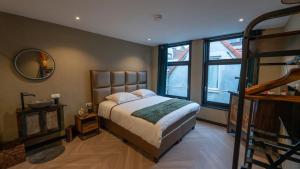 海牙Downtown Suite的一间卧室设有双层床和楼梯。