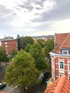 汉诺威gemütliches Apartment Döhren的城市的顶部景观,有建筑和树木