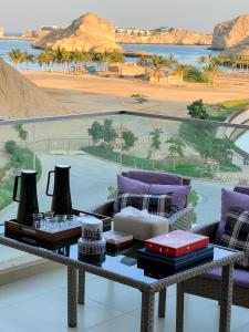 马斯喀特W muscat bay的客厅配有桌子,享有沙漠美景