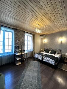 戈里斯REDROOF country house hotel的一间卧室设有一张床和木制天花板