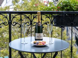 巴黎米诺夫酒店的一张桌子,上面放着两杯酒和一瓶葡萄酒