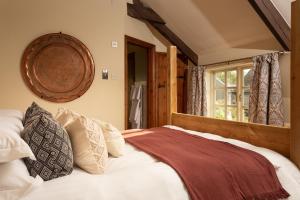 利德福德Castle Inn的一间卧室设有一张大床和一个窗户。