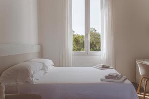 奥特朗托塞拉德利阿里米尼3号牵牛星公寓式酒店的白色的卧室设有床和窗户