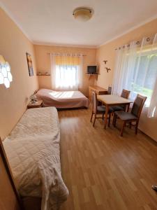 里沃Dom Gościnny Roksana的一间卧室配有一张床、一张桌子和一张书桌