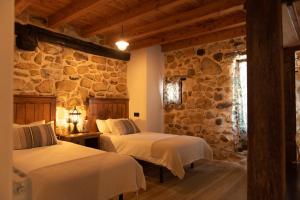 San MarcosArialdegi的石墙客房的两张床