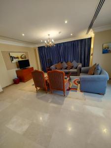 阿可贺巴فندق كارم الخبر - Karim Hotel Khobar的客厅配有沙发和桌椅