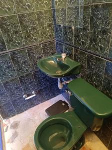 梅尔加Cambulos House的浴室配有绿色卫生间和水槽。