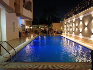 金沙萨Hotel Golf Coast的夜间酒店游泳池
