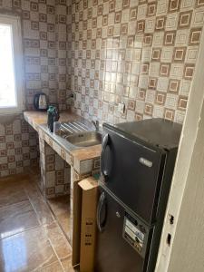 达喀尔La Belle Planque的厨房配有水槽和冰箱