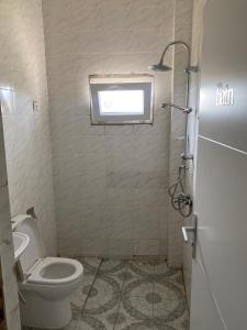 达喀尔La Belle Planque的一间带卫生间和窗户的浴室